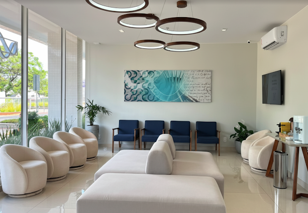 Recepção elegante do Vesali Consultórios Inteligentes em Brasília